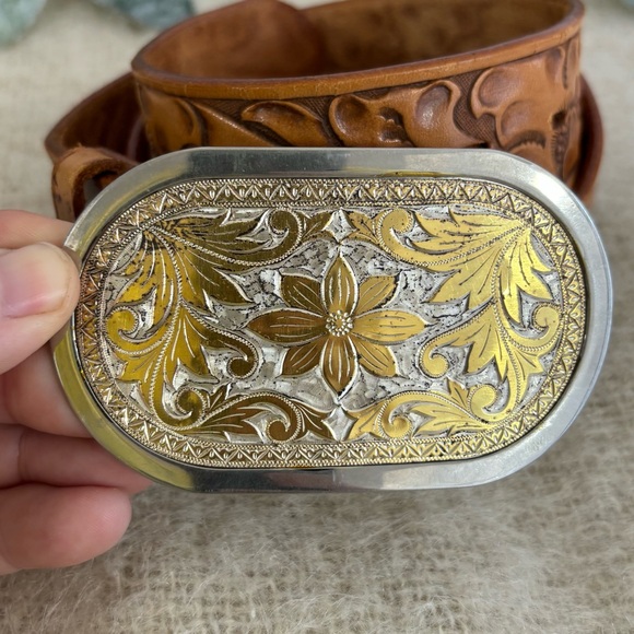 Justin Top Grain Cowhide floral tooled leather belt size 30 gold silver buckle - Picture 2 of 9